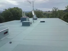 Plochá střecha s VZT boxem, anténou a satelitem, slunečno