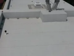 Roh ploché střechy s drobným prostupem a boxem, panorama kopců