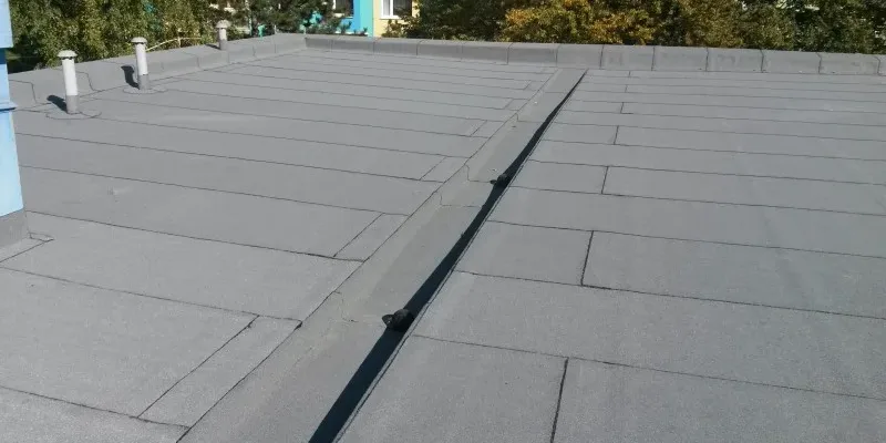 Detail koutu ploché střechy s ohnutým plechovým lemováním